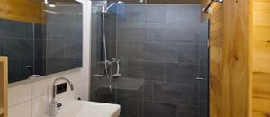 Topmodernes Badezimmer im einzigartigen Altholz-Flair