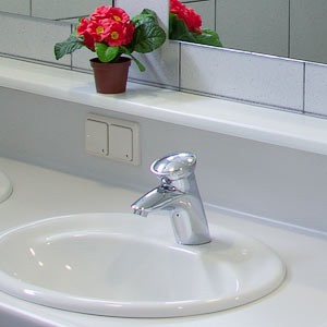 Modern und hell eingerichtete Sanitäranlagen